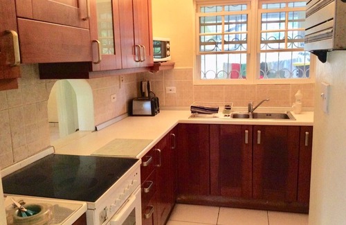 Sunset Crest Apartment | Charming 2-bedroom apartment with AC, WiFi in enchanting Holetown