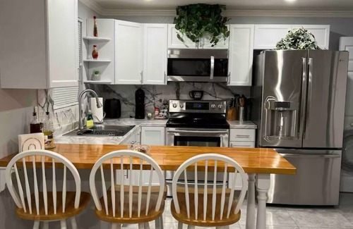 Lakeland Apartment | Charming 2-bedroom apartment in North of Lakeland with WiFi, AC