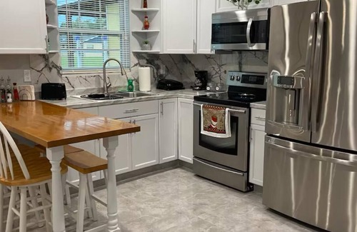 Lakeland Apartment | Charming 2-bedroom apartment in North of Lakeland with WiFi, AC