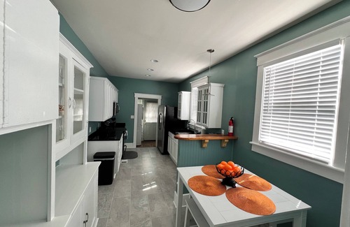 Midtown Apartment | Charming 2-bedroom apartment in Savannah with AC, WiFi