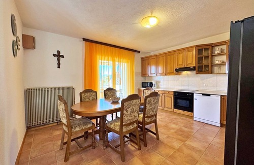 Barusici Apartment | Charming 2-bedroom apartment with AC, Terrace, Pets-Friendly in Ljutići