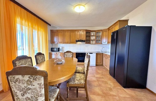 Barusici Apartment | Charming 2-bedroom apartment with AC, Terrace, Pets-Friendly in Ljutići