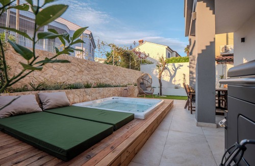 Njivice Apartment | Charming 2-bedroom apartment with garden And jacuzzi