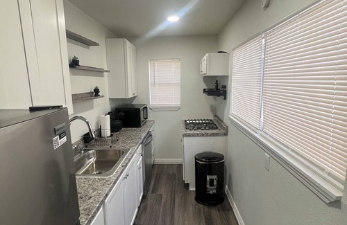 South Central Houston Apartment | Charming 2-bedroom apartment with WiFi, AC in enchanting Houston.