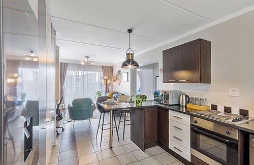 Greater Johannesburg Metropolitan Area Apartment | Charming 2-bedroom apartment in Dainfern Square, Fourways next to shops