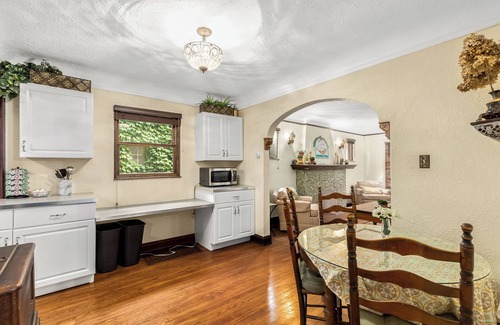Hazel Park House | Charming 2-bedroom bungalow with WiFi, AC in Hazel Park