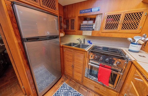 Manteo Boat Rental | Charming 2-bedroom boat in amazing Manteo WiFi, AC, fitness room, pool, kayaks