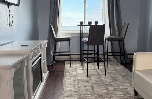 Hull House | Charming 2-bedroom building in delightful Hull with ocean view