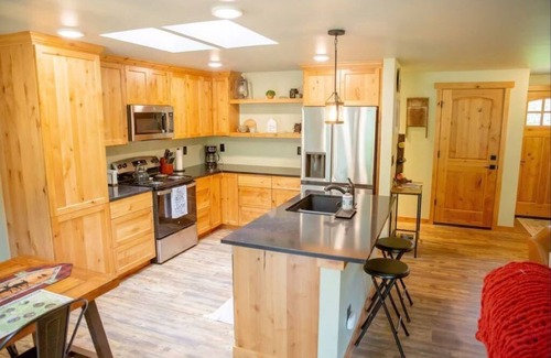 Monroe Cabin | Charming 2-bedroom cabin on the Sultan River
