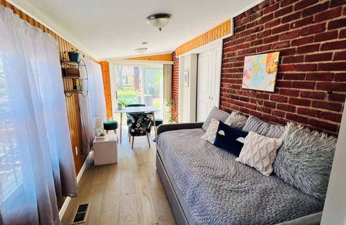 Brooklyn Cottage | Charming 2-bedroom cottage with access to Vineyard Lake in Brooklyn Mi