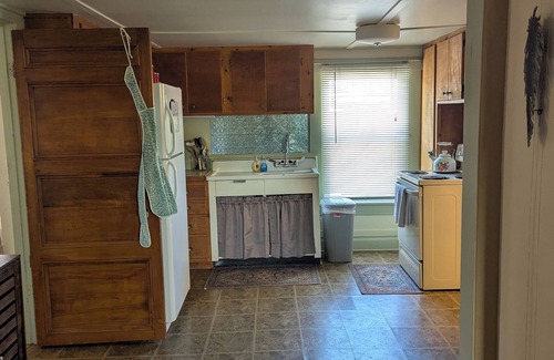 Dillon Cottage | Charming 2-bedroom cottage in the great little town of Dillon with WiFi
