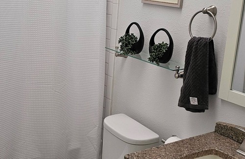 Boyes Hot Springs Cottage | Charming 2-bedroom cottage in gated community with AC, pool, enclosed patio WiFi