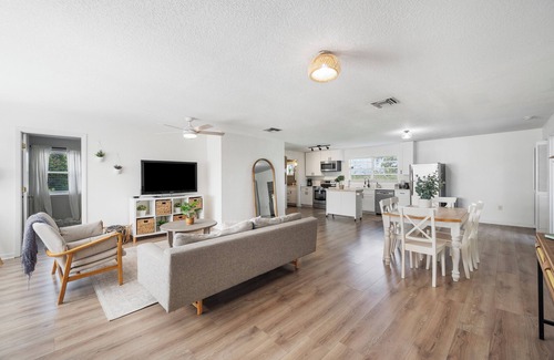 Lakeland Cottage | Charming 2-bedroom Guest House with WiFi and AC in Central Lakeland