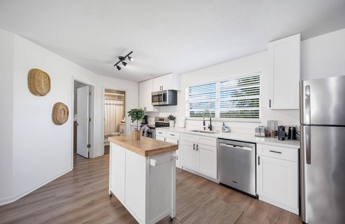 Lakeland Cottage | Charming 2-bedroom Guest House with WiFi and AC in Central Lakeland