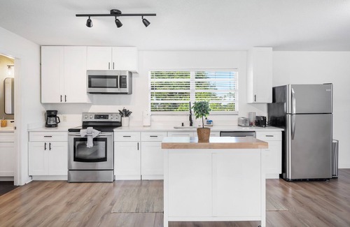 Lakeland Cottage | Charming 2-bedroom Guest House with WiFi and AC in Central Lakeland