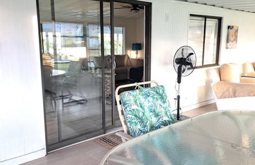 Iona House | Charming 2-bedroom house in Fort Myers with WiFi and AC