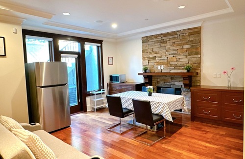 Kerrisdale House | Charming 2-bedroom house in lovely Vancouver with WiFi/sleeps 5
