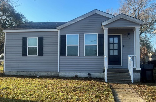 Chalmette House | Charming 2-bedroom house with WiFi, AC, Home Office,backyard in lovely Chalmette