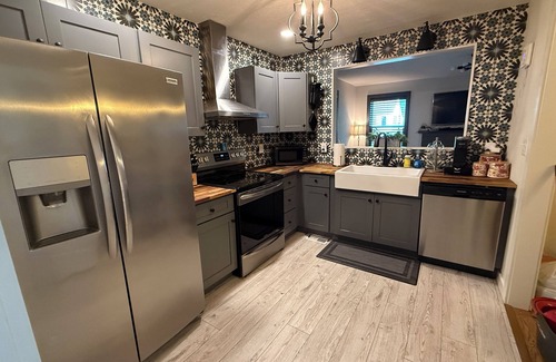 Knoxville House | Charming 2-bedroom house in Knoxville with WiFi and AC