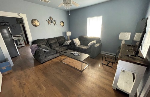 Hondo House | Charming 2-bedroom house with Heat, AC, Cable, WiFi in peaceful Hondo
