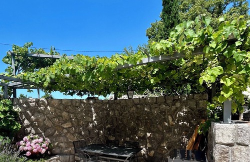 Sveti Juraj Apartment | Charming 2-bedroom apartment with WiFi,AC,parking and yard in lovely Sveti Juraj