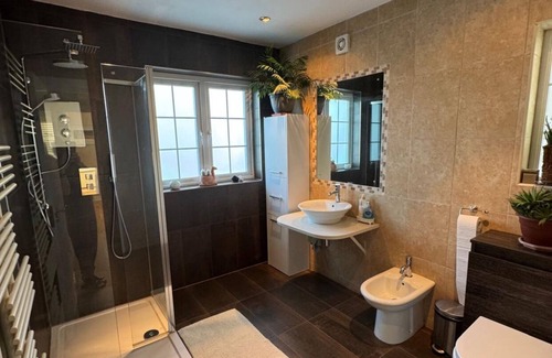 Harrow House | Charming 2 bedroom in a house in peaceful Harrow on hill tube station, with WiFi