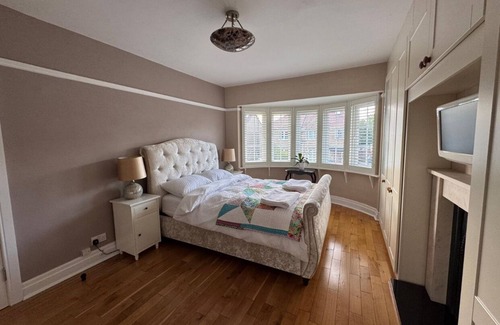 Harrow House | Charming 2 bedroom in a house in peaceful Harrow on hill tube station, with WiFi