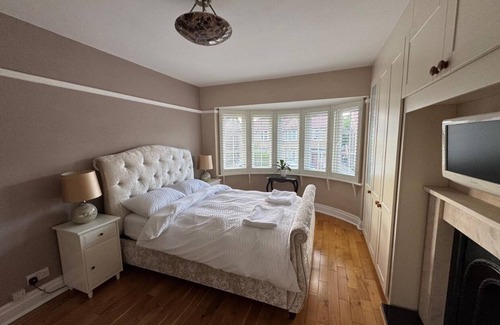 Harrow House | Charming 2 bedroom in a house in peaceful Harrow on hill tube station, with WiFi