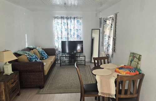 Graeme Hall Park Cottage | Charming 2-bedroom Sunshine Cottage on south coast with WiFi, AC
