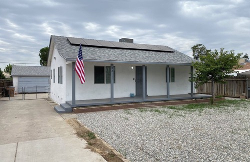 Bakersfield House | Charming 2-bedroom house with AC and WiFi in delightful Bakersfield.