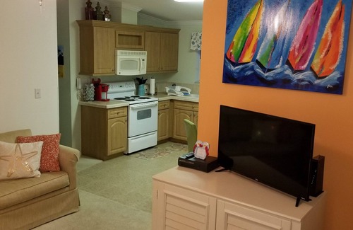 Fort Pierce Shores House | Charming 2-bedroom house in N Hutchinson Island across the street from the beach