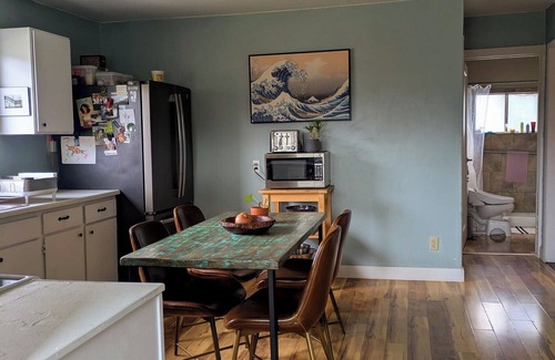 Murphy House | Charming 2-bedroom house in the tranquil Applegate. In the heart of wine country