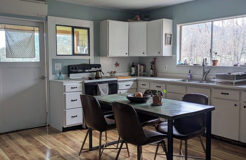 Murphy House | Charming 2-bedroom house in the tranquil Applegate. In the heart of wine country