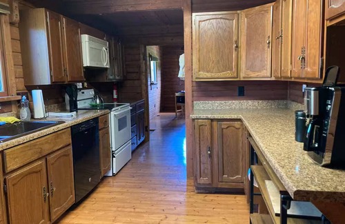 Antes Fort Cabin | Charming 2-bedroom cabin in lovely Jersey Shore with AC