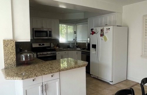 Van Nuys House | Charming 2-bedroom house, great for entertaining!
