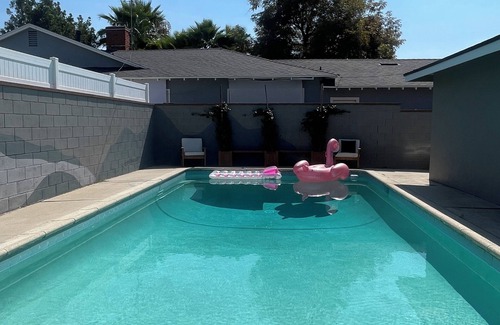 Van Nuys House | Charming 2-bedroom house, great for entertaining!