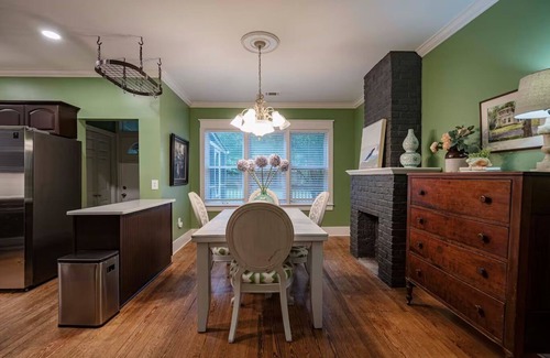Murfreesboro House | Charming 2-bedroom house in lovely Downtown Murfreesboro Cottage with WiFi, AC