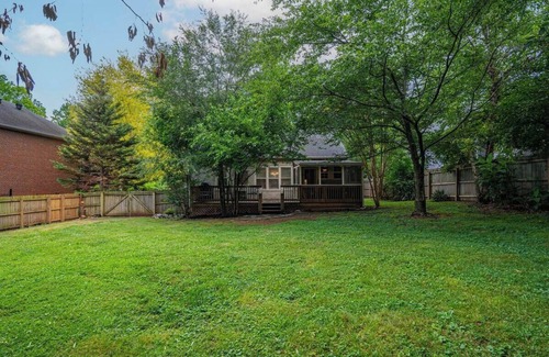 Murfreesboro House | Charming 2-bedroom house in lovely Downtown Murfreesboro Cottage with WiFi, AC