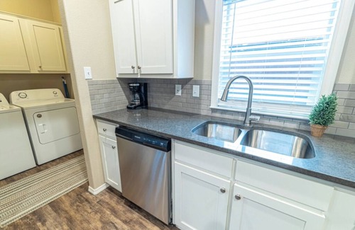 Marylhurst House | Charming 2-bedroom house in lovely Oregon City with AC, WiFi