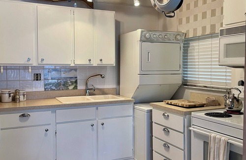 Ocean Breeze Circle Cottage | Charming 2-bedroom Beach Cottage Steps from the Sand!