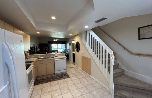 Deep Creek Condo | Charming 2-bedroom condo with AC and WiFi in serene Punta Gorda