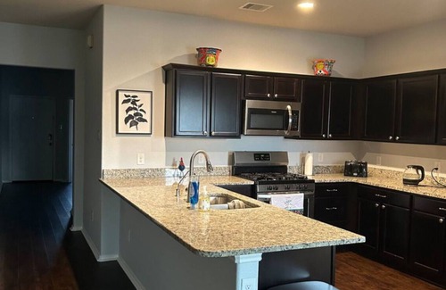 Conroe House | Charming 2-bedroom house in wonderful Roman Forest with AC
