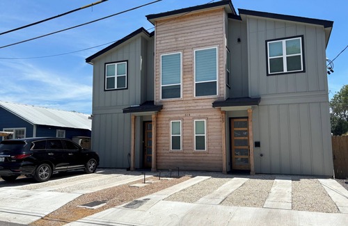Eastside Promise Neighborhood House | Charming 2-bedroom townhome in San Antonio with AC