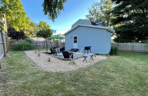 South Haven House | Charming 2-bedroom home in quiet area, fenced in backyard, and walk downtown