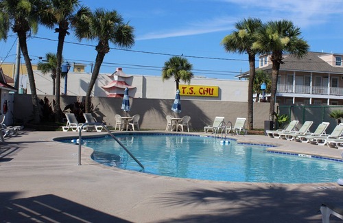 Savannah Beach Condo | Charming 2 bedroom 2 bath condo, sleeps 6 with WiFi, AC on wonderful Tybee Isl.