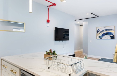 Westchester Apartment | Charming 2-bedroom apartment in fabulous Westchester with AC, WiFi