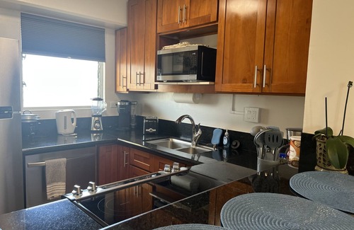 McCully - Moiliili Apartment | Charming 2 bedroom Waikiki Apt, Sleeps 6 with FREE parking