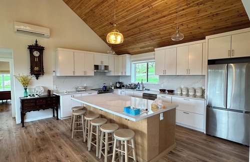Oak Harbor House | Charming 2 beds and 2 baths beach house adjoining to deception pass park