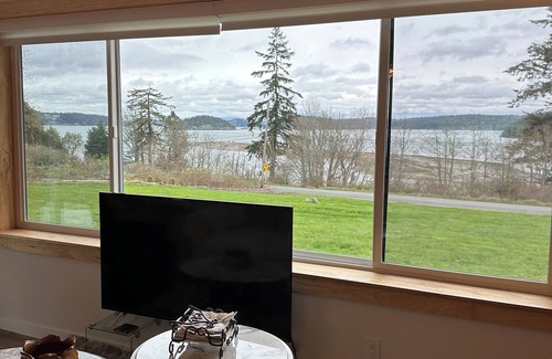 Oak Harbor House | Charming 2 beds and 2 baths beach house adjoining to deception pass park