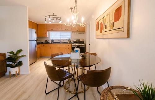Gold Hill Cottage | Charming 2 BR riverside stopover in Gold Hill. Private hot tub, river access, and just down the road from Del Rio Vineyards. Perfect base for exploring the Rogue Valley. Pet-friendly!